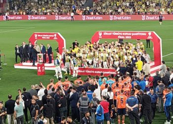 Kupayı Fenerbahçe kaldırdı