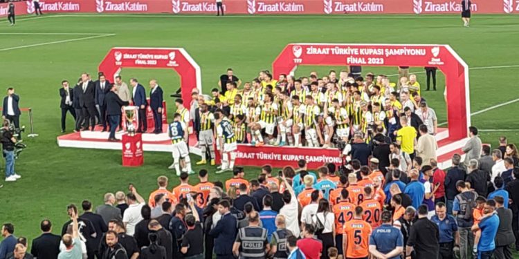 Kupayı Fenerbahçe kaldırdı